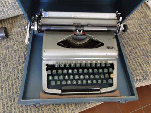 Máquina De Escrever Royal - C/ Caixa Original!