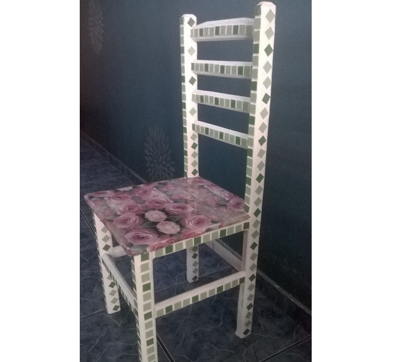 Cadeira decorativa feita de mosaico
