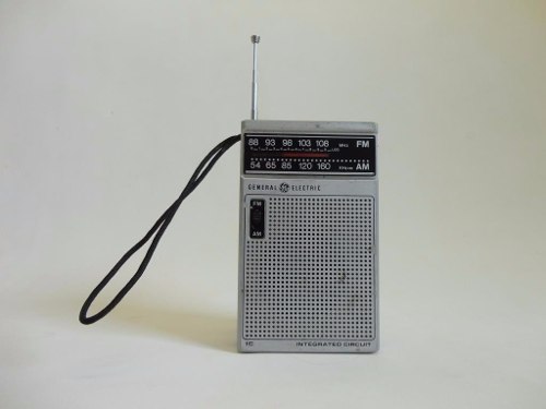Rádio Antigo General Eletric Modelo: c-am/fm.