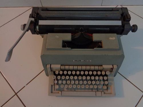 Máquina De Escrever Olivetti