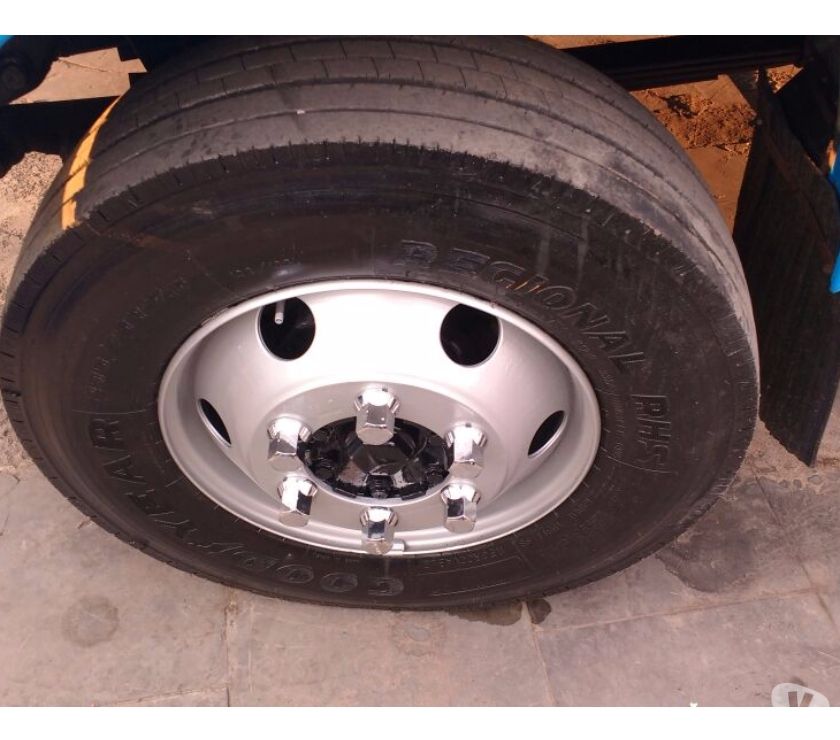 Caminhão em oferta MB 710 ano  com carroceria de 5.5