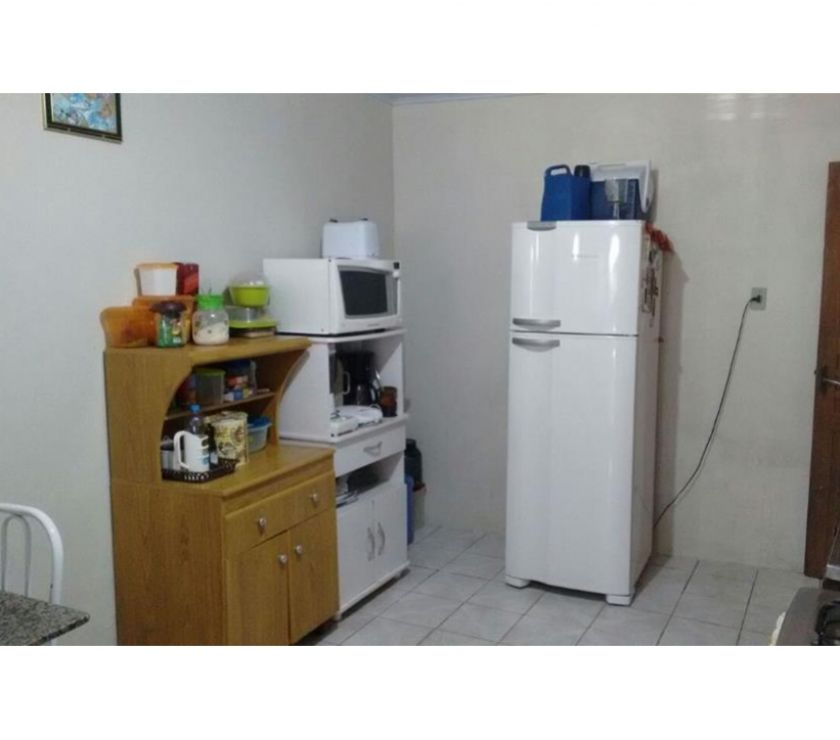 Casa com 3 dormitórios garagem fechada.