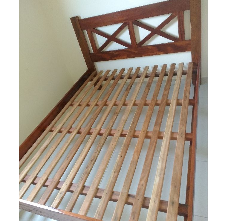 Vendo cama de casal em madeira maciça tamanho padrão