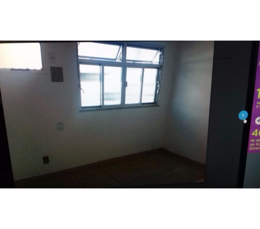 Casa com Garagem; em Boa Localização.