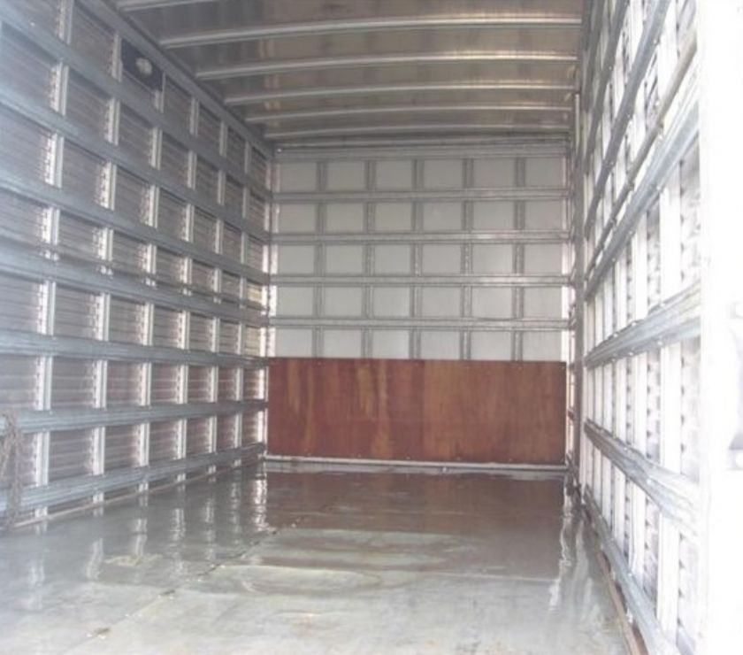 ford cargo 815 com bau aluminio c porta lateral