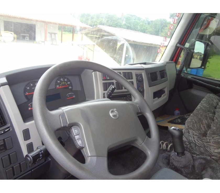 Volvo VM  Vermelho 8x2 Bitruck Carroceria m