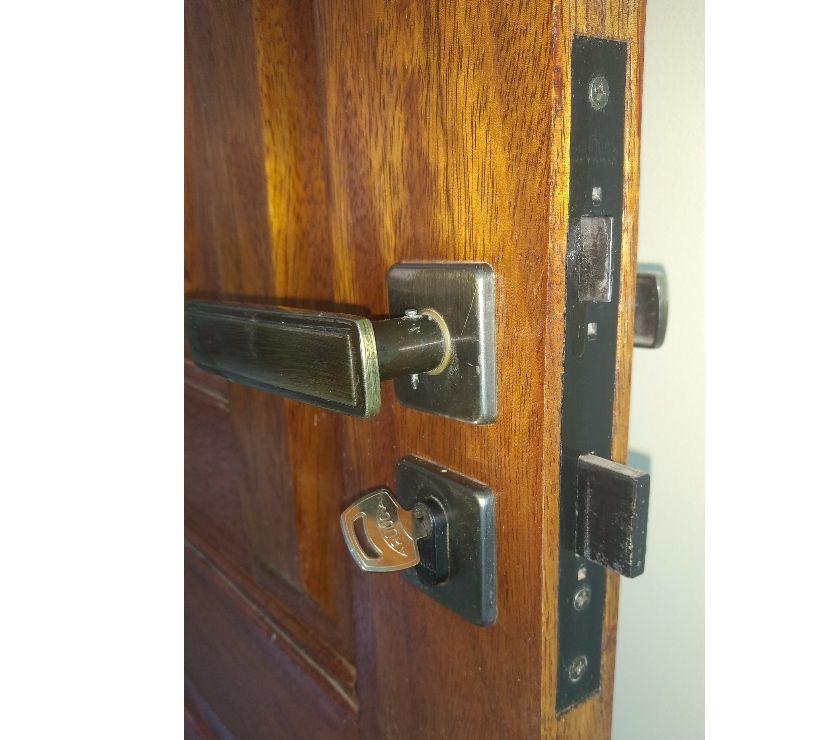 Porta de madeira maciça com fechadura