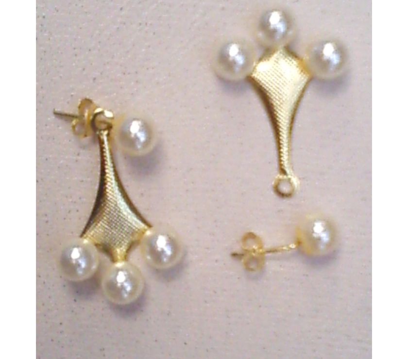 Brinco folheado a ouro com adereço de chapa estampada