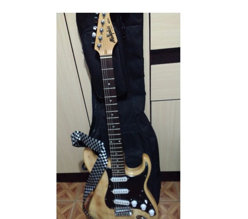 Guitarra Stratocaster + Pedaleira ZOOM 505 II + Caixa