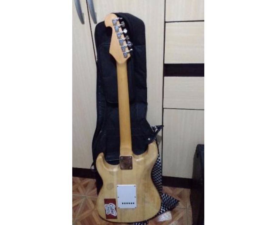 Guitarra Stratocaster + Pedaleira ZOOM 505 II + Caixa