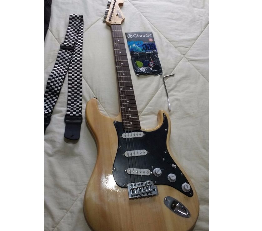 Guitarra Stratocaster + Pedaleira ZOOM 505 II +Caixa Hayonik