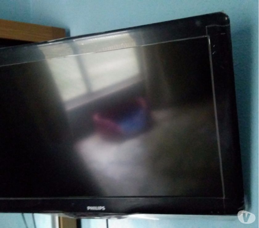 TV 32 pol Philips e guarda roupa casal