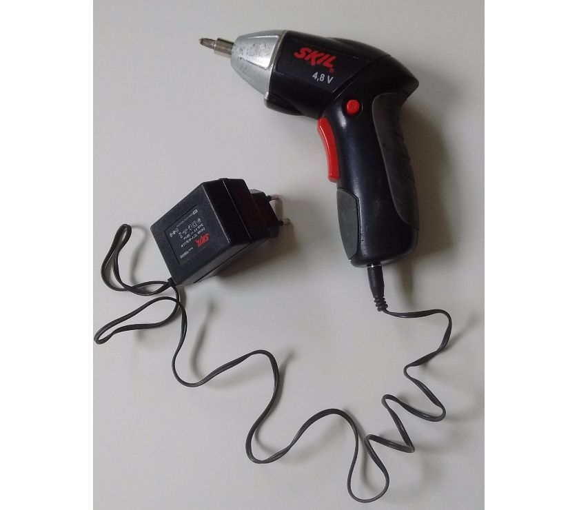Parafusadeira Usada A Bateria 4,8V  Skil - com Maleta
