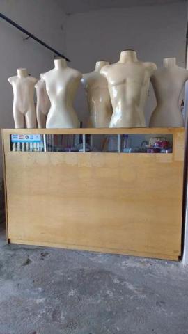 Balcão de madeira com vidro