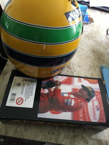 Boneco e capacete Ayrton Senna