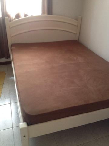 Cama de madeira maciça -usada