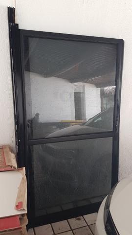 Esquadria(porta) de alumínio preto e vidro fumê 2,40 x