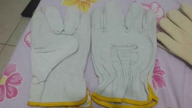 Estou vendendo esses 5 pares de luvas sendo 1 par de couro