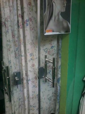 Porta de vidro temperado e alumínio