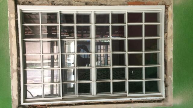 Uma porta e um janela