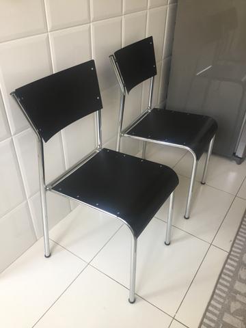 2 Cadeiras Modernas de Metal