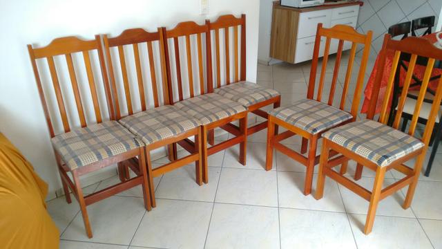 6 cadeiras de madeira estofadas