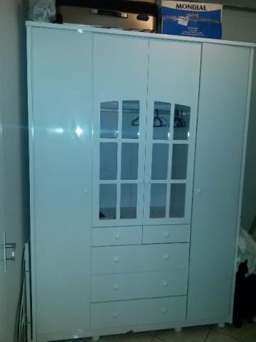 Guarda-roupa branco