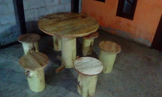 Mesa rústica com quatro bancos, madeira de lei