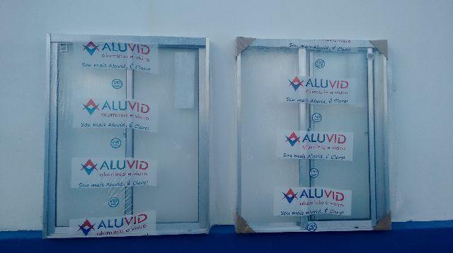 1 (um) par de janelas vidro/alumínio