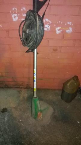 2 aparadores de grama com estensao