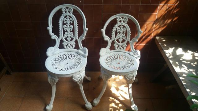 2 cadeiras brancas de jardim
