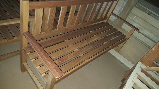 Bancos de cumaru com fino acabamento