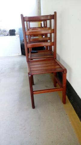 Cadeiras de madeira maciça