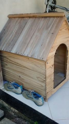 Casa de madeira para cachorro
