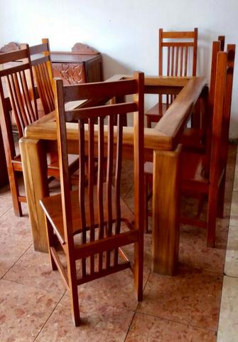 Conjunto de Mesa de Madeira maciça com Cadeiras