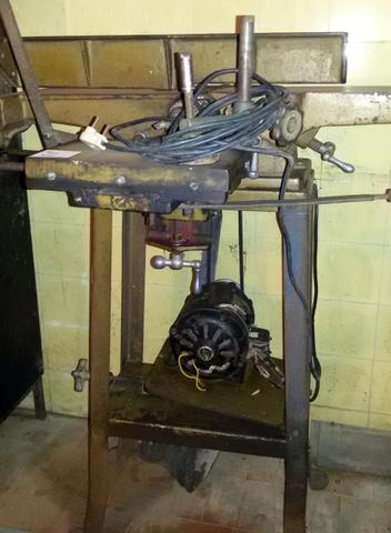 Desempenadeira e furadeira conjugada - com motor