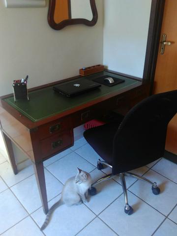 Escrivaninha de madeira cerejeira