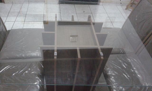 Mesa com tampa de vidro e 4 cadeiras