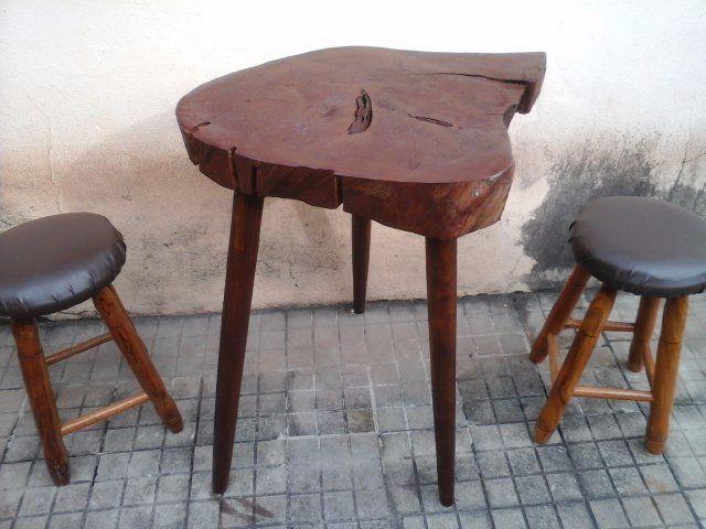 Mesa de madeira maciça (bolacha) e banquetas