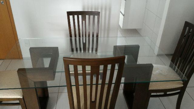 Mesa de vidro e madeira com 6 cadeiras