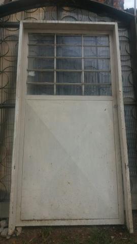 Porta de ferro e vidros muito reforçada