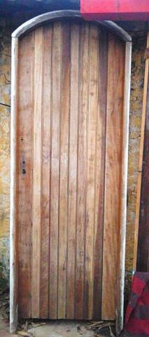 Porta madeira maciça 2,10x0,70 c/ batente