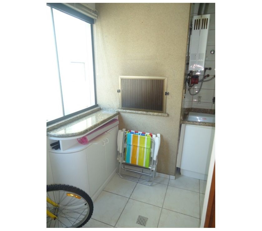 Apartamento apenas uma quadra do Mar e junto a Praça.