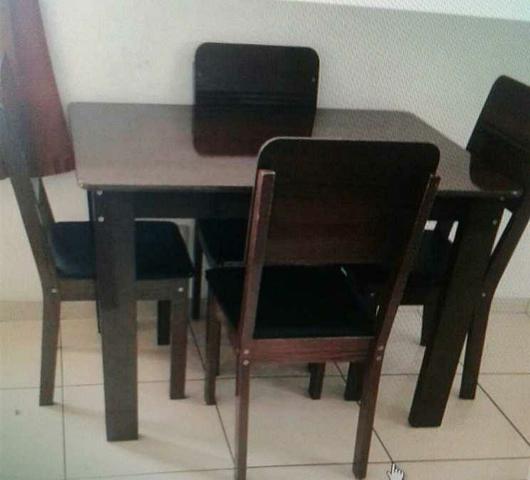 Mesa com 4 cadeiras Madesa