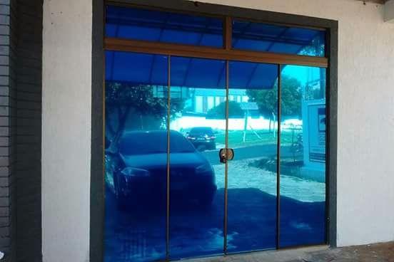 Porta de Vidro azul Espelhado 2,50m x 2,50m