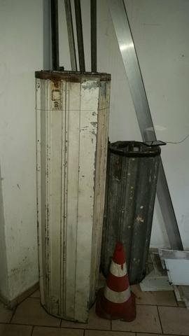 Porta de aço em bom estado