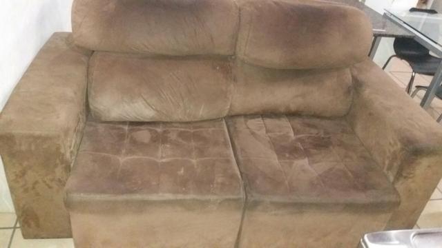 Sofá retrátil de 2 lugares.