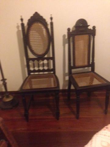 Cadeiras de madeira com assentos em veludo e com assentos em