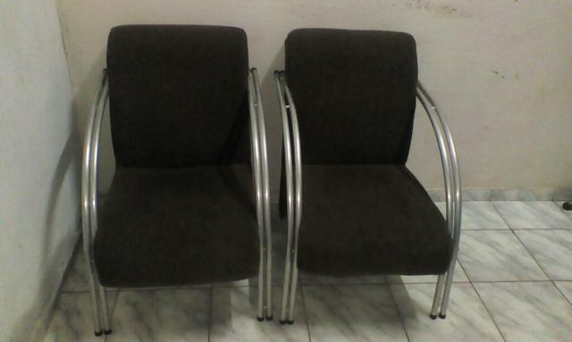 Duas poltronas marrom