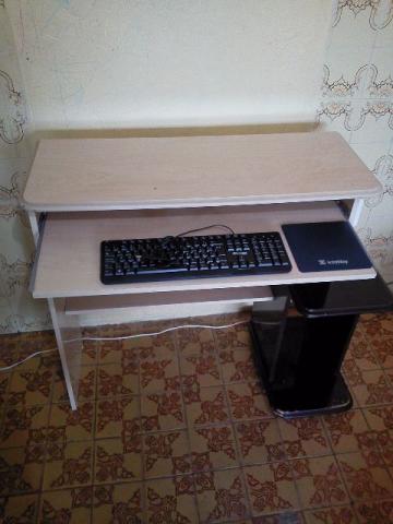 Escrivaninha e cadeira de computador e teclador